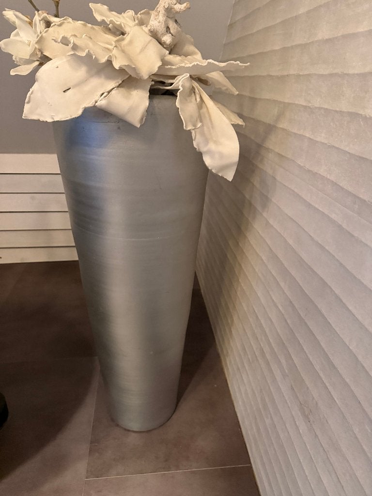 Grote hoge zilverkleurige vloervaas - luxe decoratie, Huis en Inrichting, Woonaccessoires | Vazen, Ophalen, Gebruikt, Zilver, 92 cm