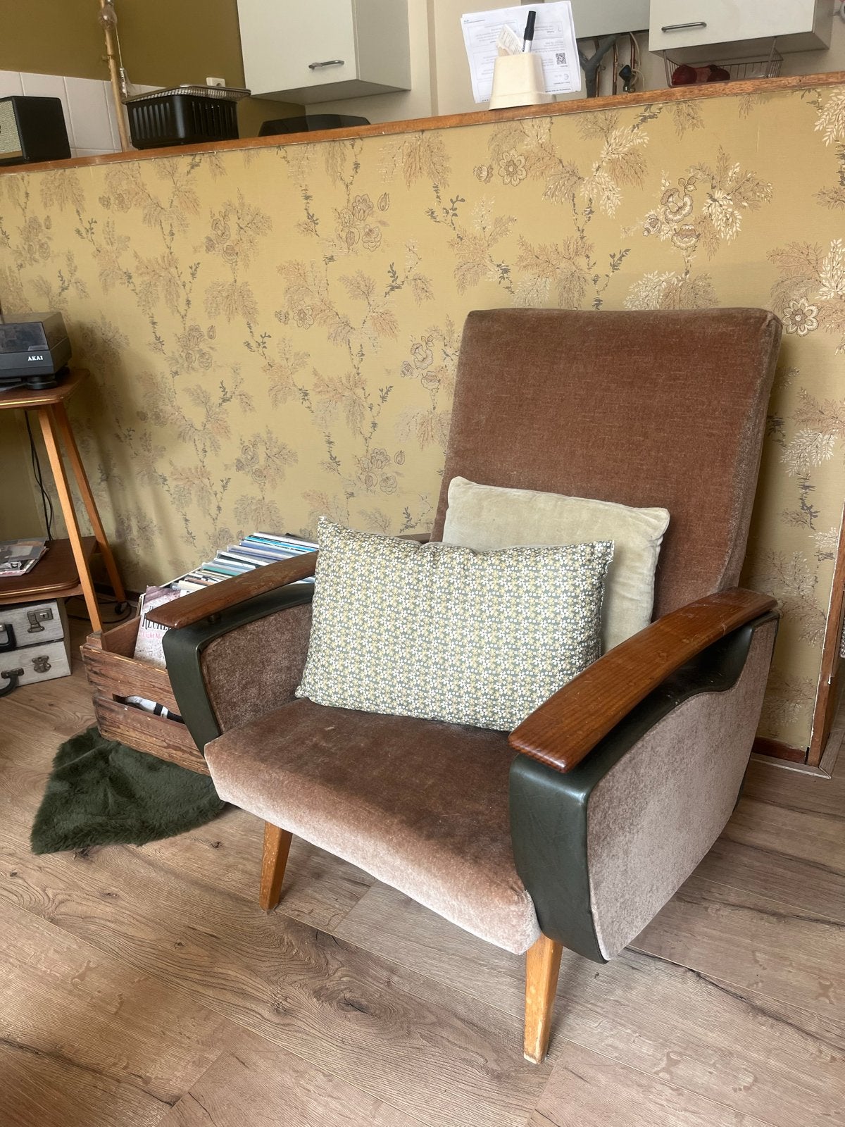Vintage fauteuil met houten armleuningen, Ophalen
