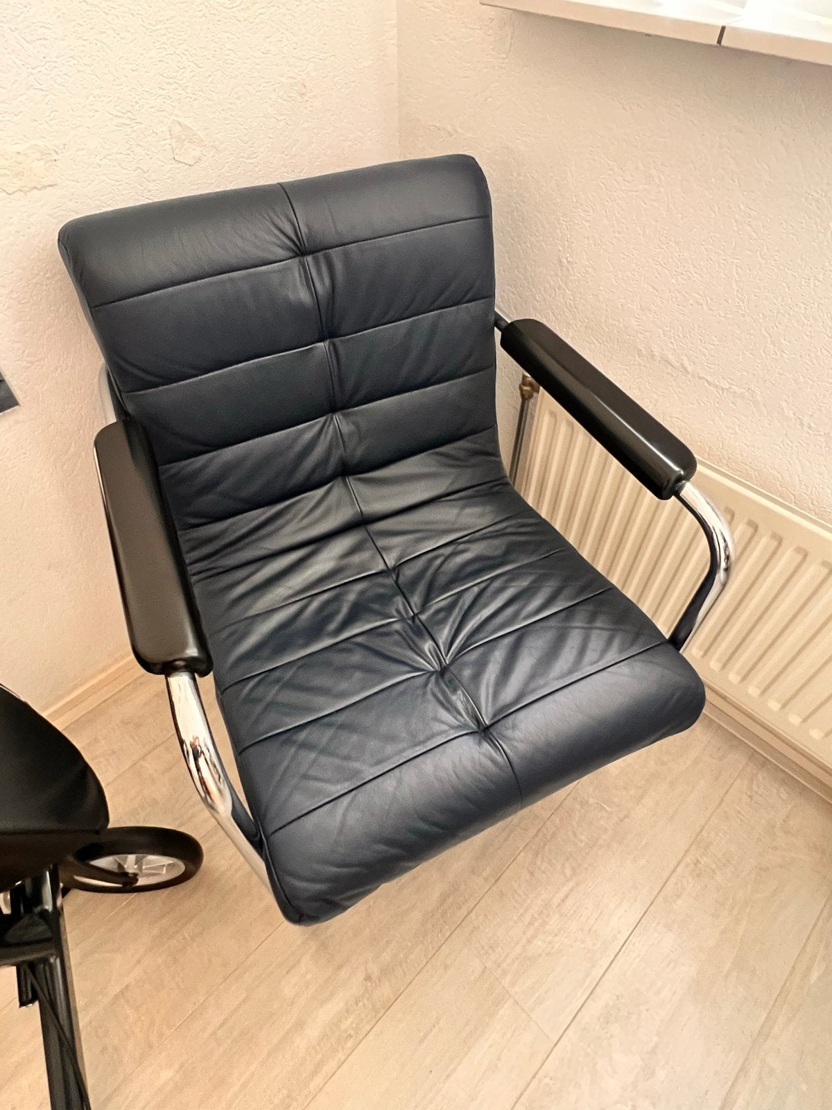 Comfortabele donker blauwe  leren stoel met chromen frame, Ophalen, Gebruikt, Zwart, Leer