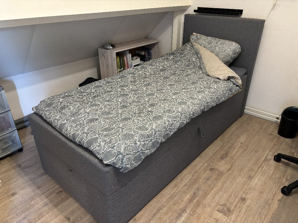 Een persoonsbed met grote opbergruimte, Ophalen, Strak, 90 cm, Zo goed als nieuw