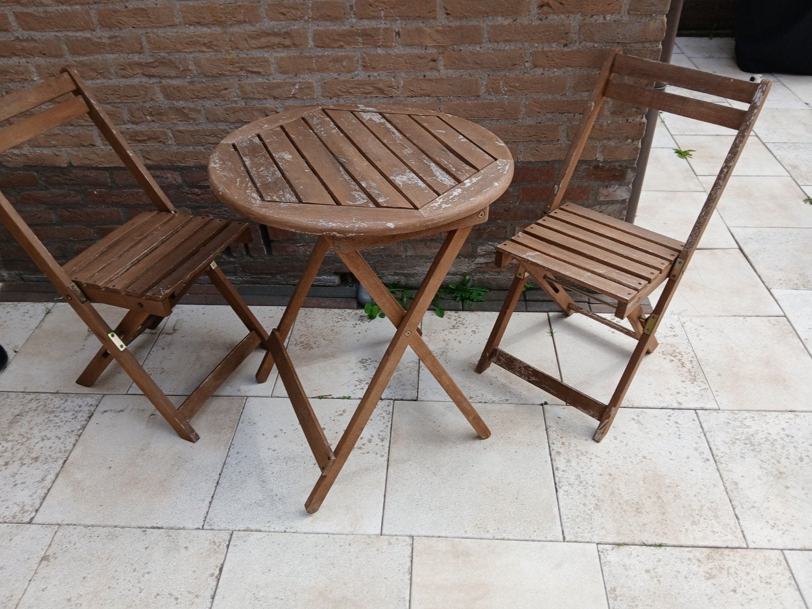 Houten bistroset met 2 stoelen en ronde tafel, Ophalen, Gebruikt, Hout, 2 zitplaatsen