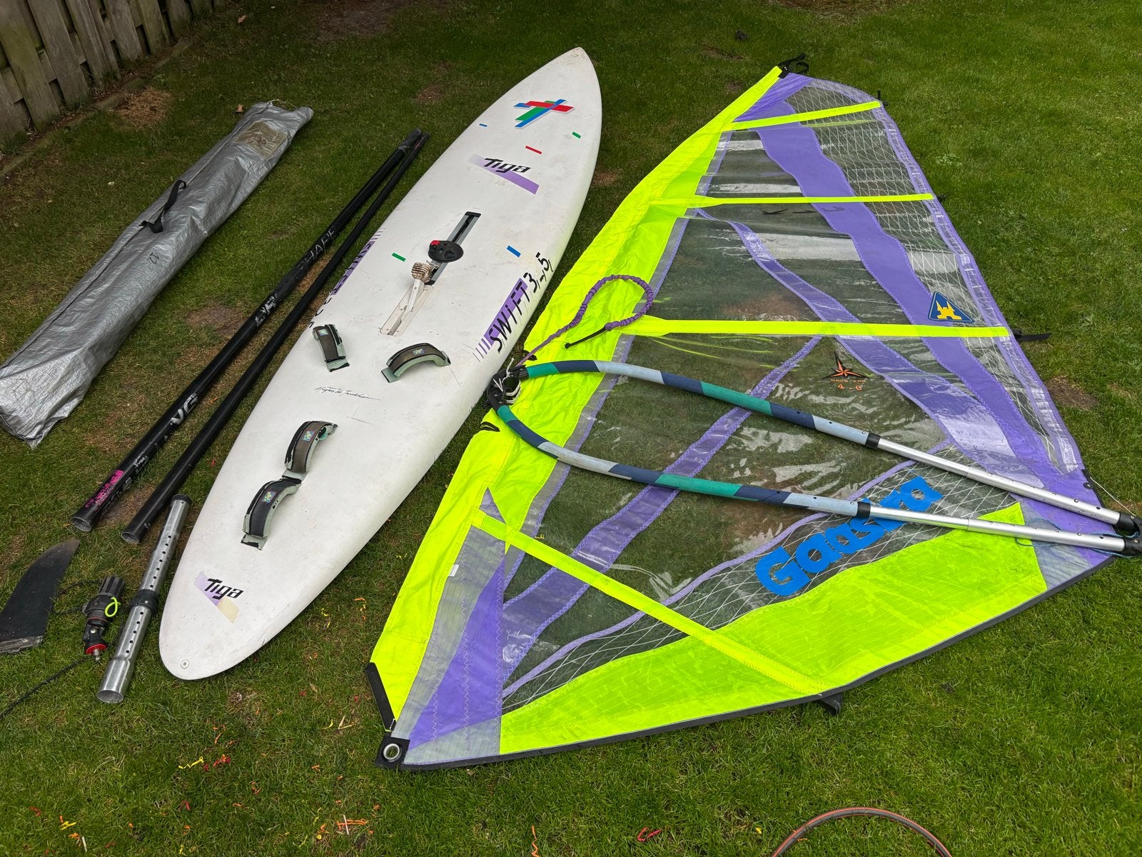 Complete Surfset: Tiga Swift plank met 2 zeilen en Carbon ma, Watersport en Boten, Ophalen, Gebruikt, Gaastra, 5 tot 6.5 m²