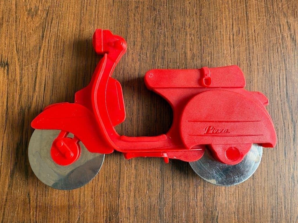 Rode pizzasnijder in vorm van scooter, Overige typen, Ophalen of Verzenden, Zo goed als nieuw, Rood