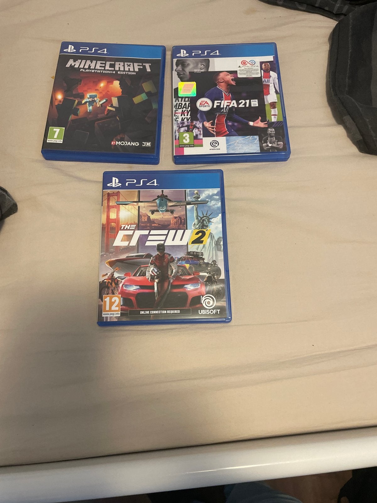 3 PlayStation 4 spellen: Minecraft, FIFA 21, The Crew 2, 1 speler, Eén computer, Zo goed als nieuw, Vanaf 3 jaar