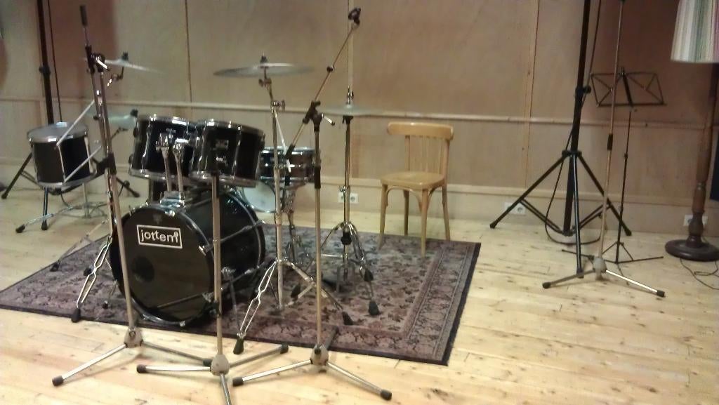 Drummer 70+ gezocht voor sixties band in Noord-Holland