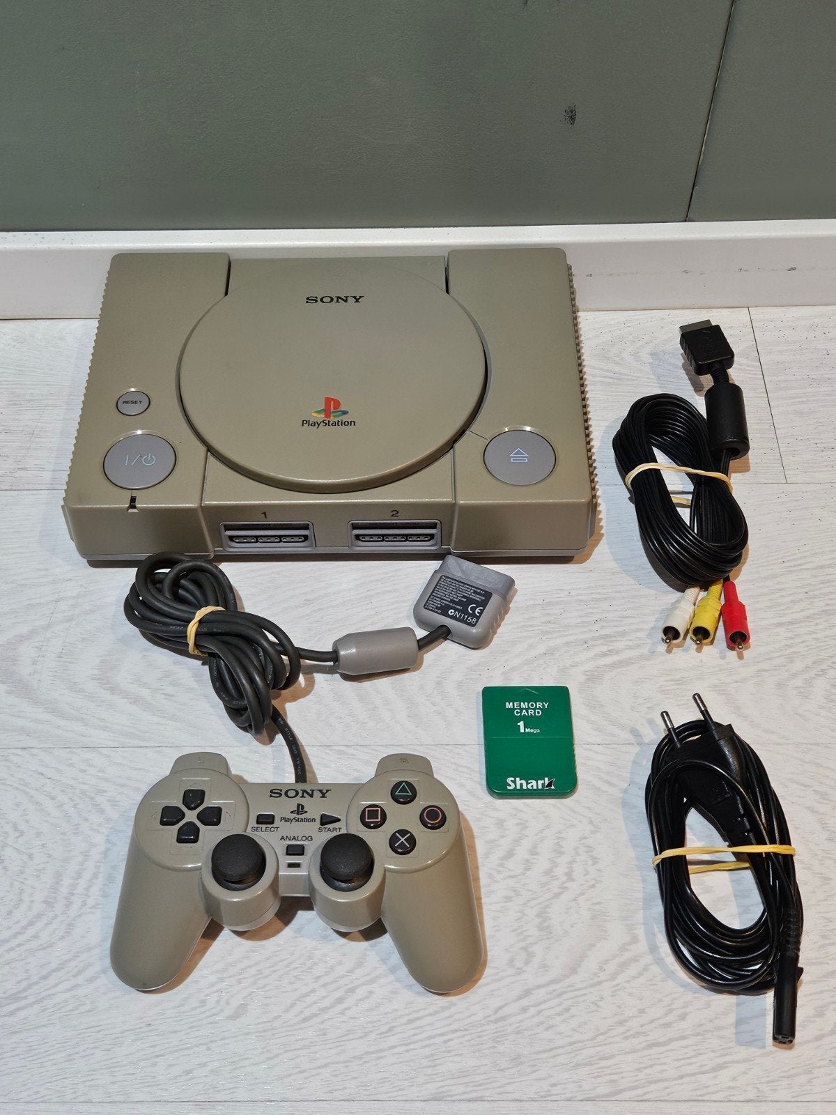 Sony PlayStation 1, Ophalen of Verzenden, Zo goed als nieuw, Met 1 controller, Met geheugenkaart