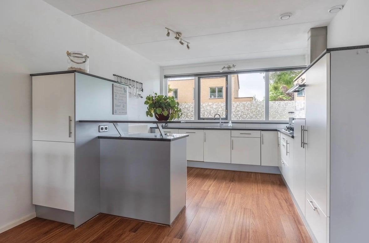 Duitse designkeuken met schiereiland en inbouwapparatuur, Ophalen