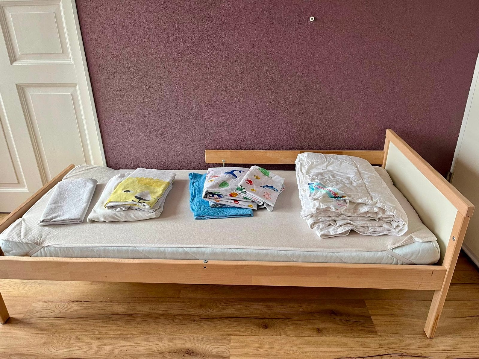 Ikea Sniglar peuterbed met lattenbodem ,matras en dekbed., Kinderen en Baby's, 70 tot 85 cm, 140 tot 160 cm, Zo goed als nieuw
