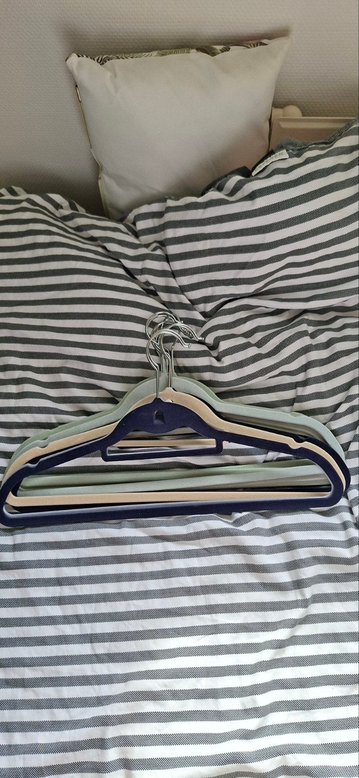Te koop: 12 antislip (dmv stof) kledinghangers., Ophalen of Verzenden, Gebruikt, Metaal, Kinderen en Volwassenen