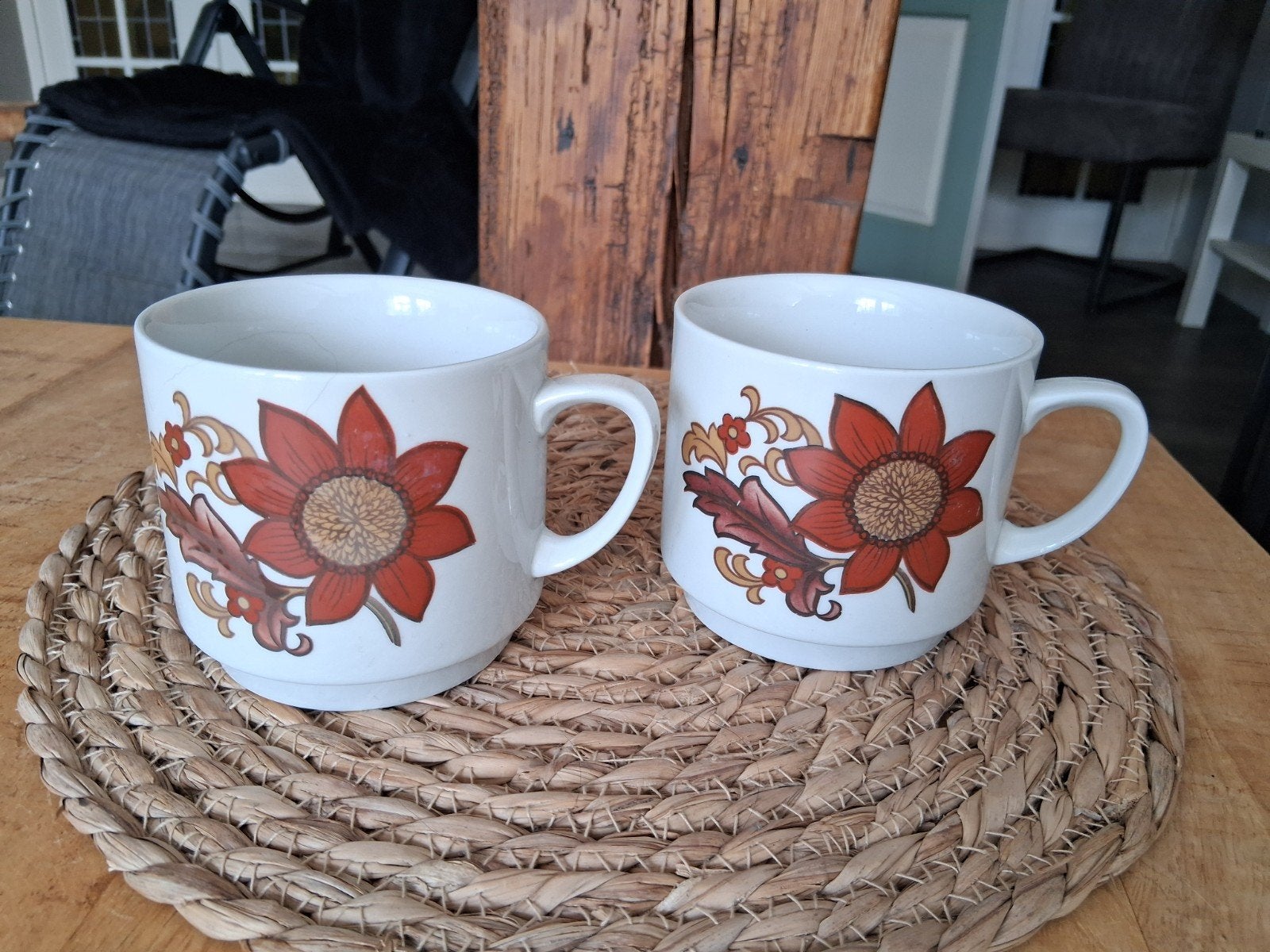 2 x vintage monopoli mokken jaren 70 retro, Ophalen of Verzenden, Aardewerk, Overige stijlen, Mok