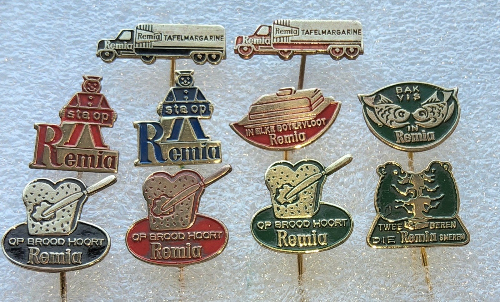 10 Remia Speldjes - Vintage Reclame, Verzamelen, Speldjes, Pins en Buttons, Ophalen of Verzenden, Gebruikt, Merk, Speldje of Pin