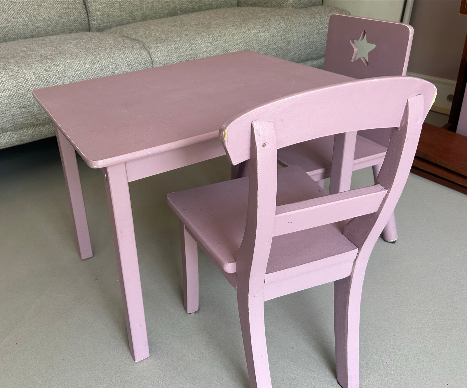Kindertafeltje met 2 stoeltjes - Rozepaars, Kinderen en Baby's, Kinderkamer | Tafels en Stoelen, Ophalen, Gebruikt, Tafel(s) en Stoel(en)