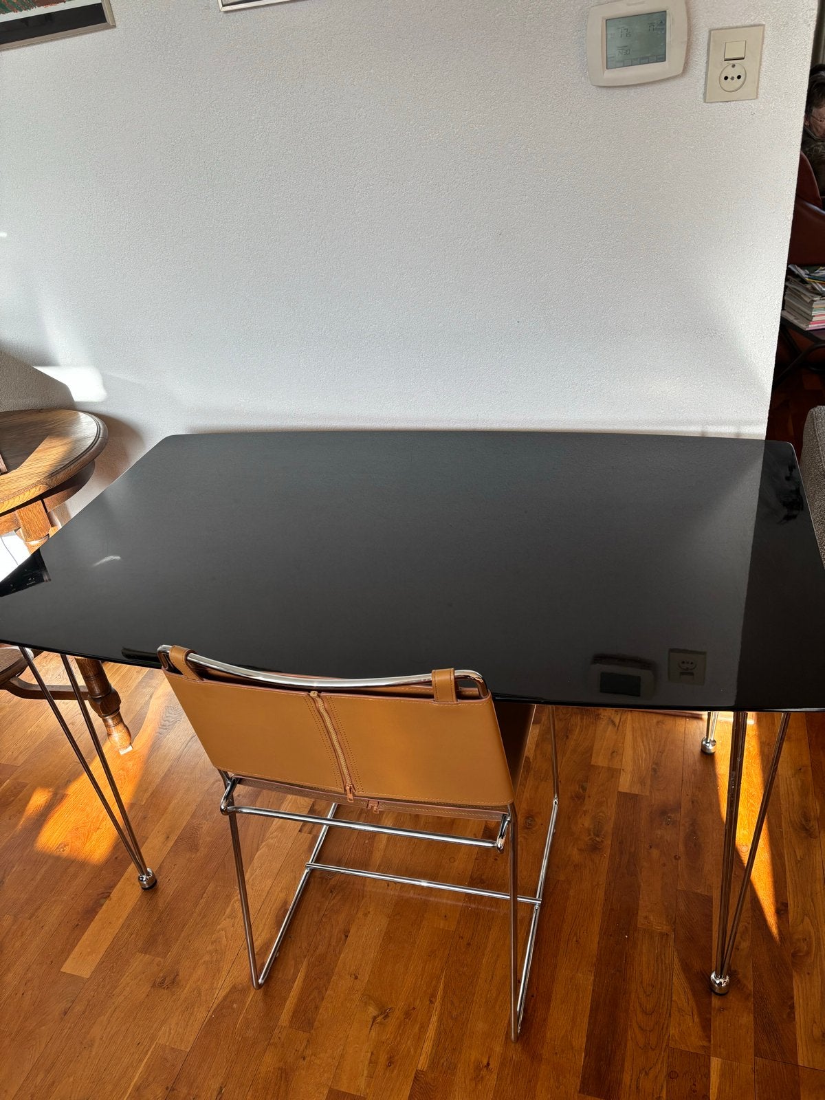 Moderne bureau tafel met zwart glazen blad en chromen poten, Ophalen, Gebruikt