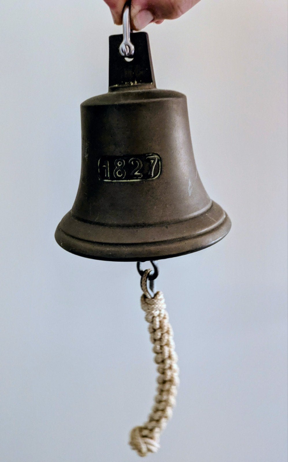 Koperen Scheepsbel "1827"  met Uniek Embleem, Verzamelen, Scheepvaart, Zo goed als nieuw, Motorboot of Zeilboot, Ophalen of Verzenden