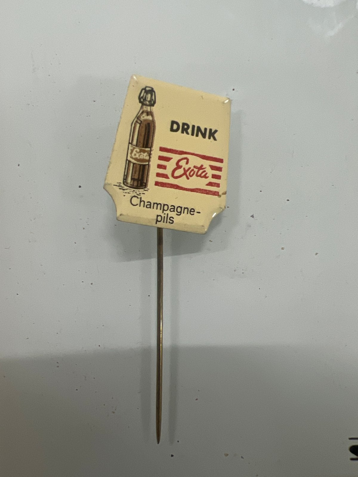 Vintage Exota Champagne-pils Reclame Speldje, Ophalen of Verzenden, Gebruikt
