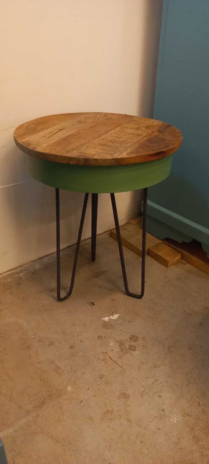 Ronde bijzettafel mangohout met groene rand, Minder dan 55 cm, ., Rond, Zo goed als nieuw