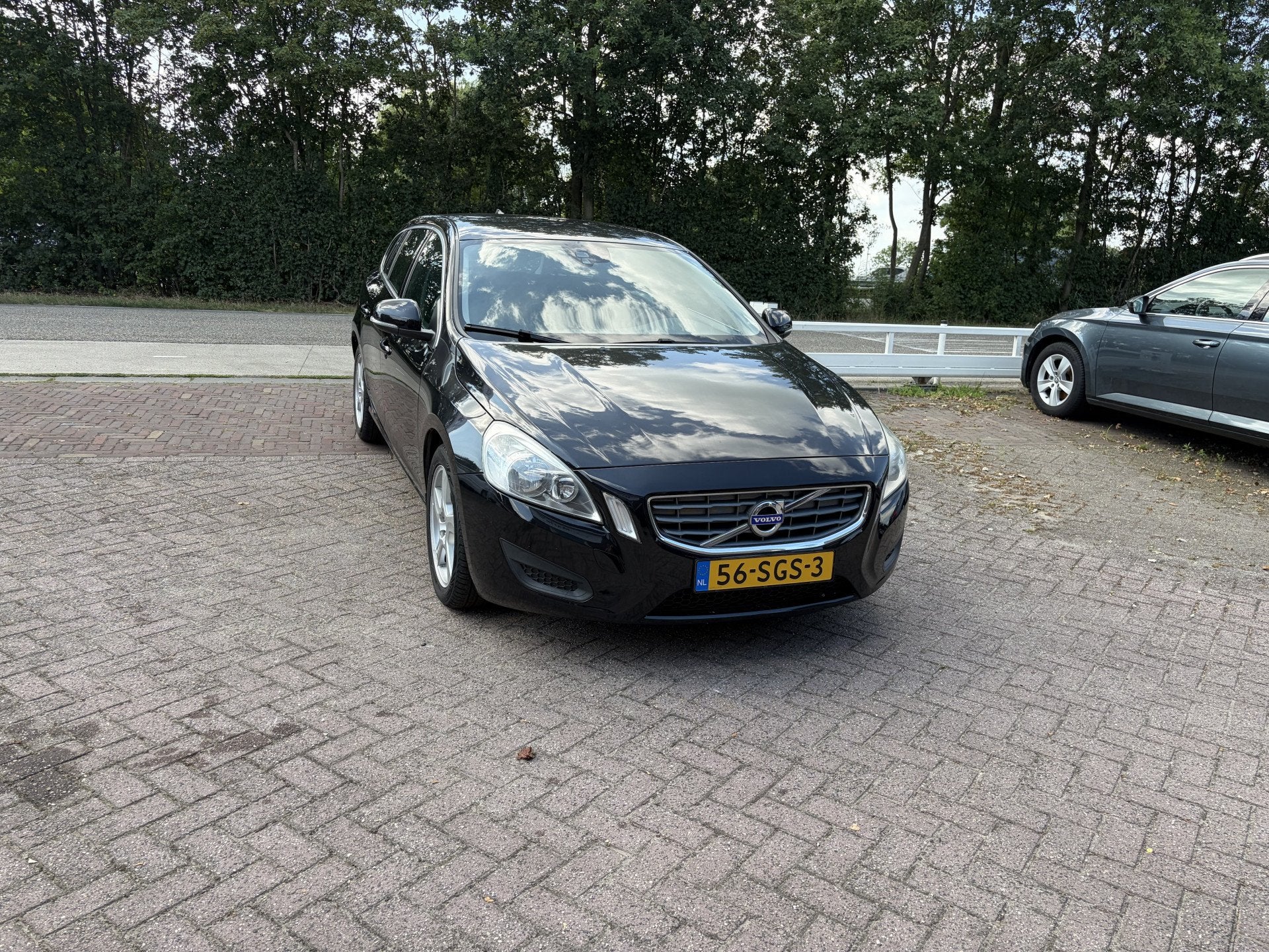 Volvo V60 1.6 T3 Momentum TREKHAAK LEER PDC NAVI (bj 2011), Voorwielaandrijving, 15 km/l, Gebruikt, Zwart