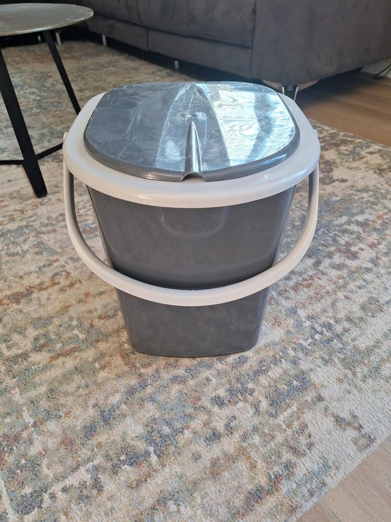 Handige toiletemmer met deksel en handgreep, Ophalen of Verzenden, Gebruikt, Kunststof, Met deksel