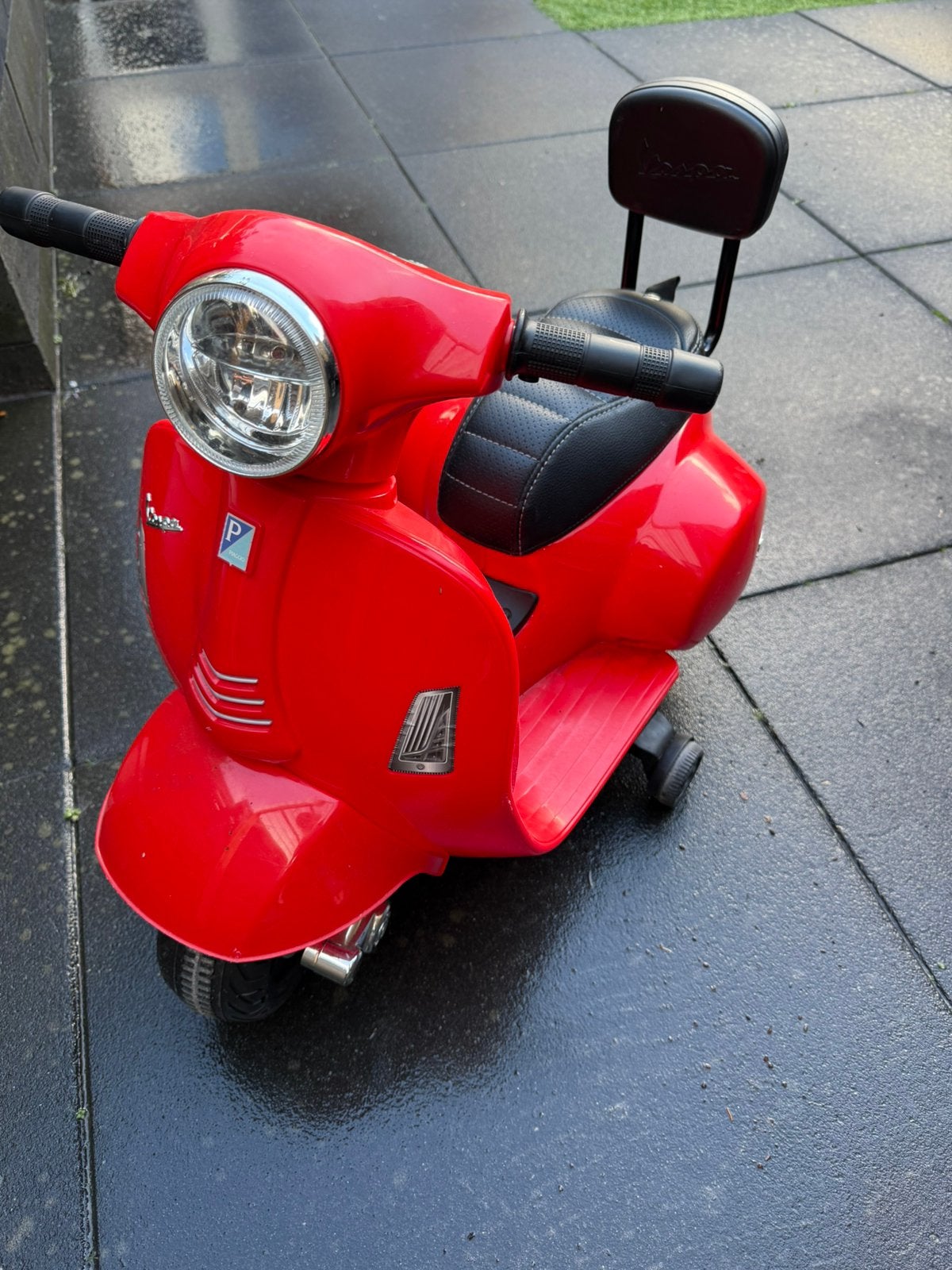 Rode Vespa kinderscooter- accu laadt niet meer, Zo goed als nieuw