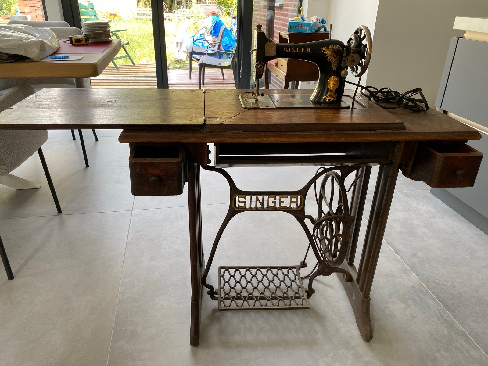 Antieke Singer Naaimachine met Houten Tafel en Pedaal, Ophalen