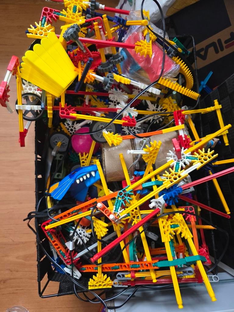 Grote partij K'nex met veel wielen en boekjes, Ophalen of Verzenden, K'nex