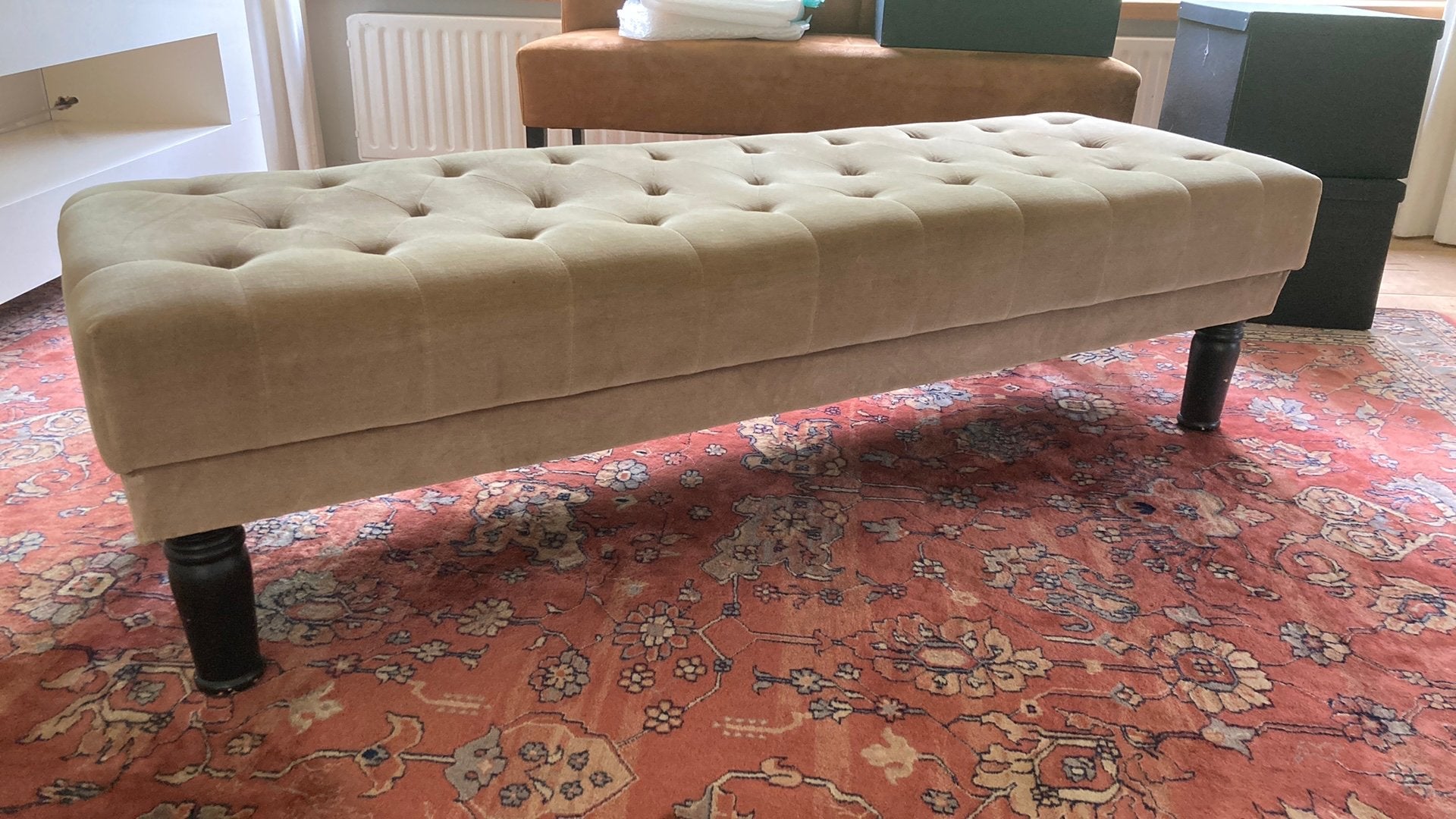 Brocante Sofa bankje beige velours met knopen, Huis en Inrichting, Banken | Voetenbanken en Poefen, Ophalen, Minder dan 50 cm