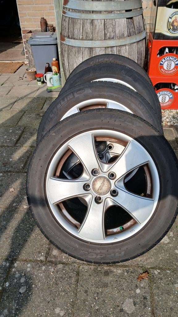 Auto velgen R16 met band 205/55, Ophalen