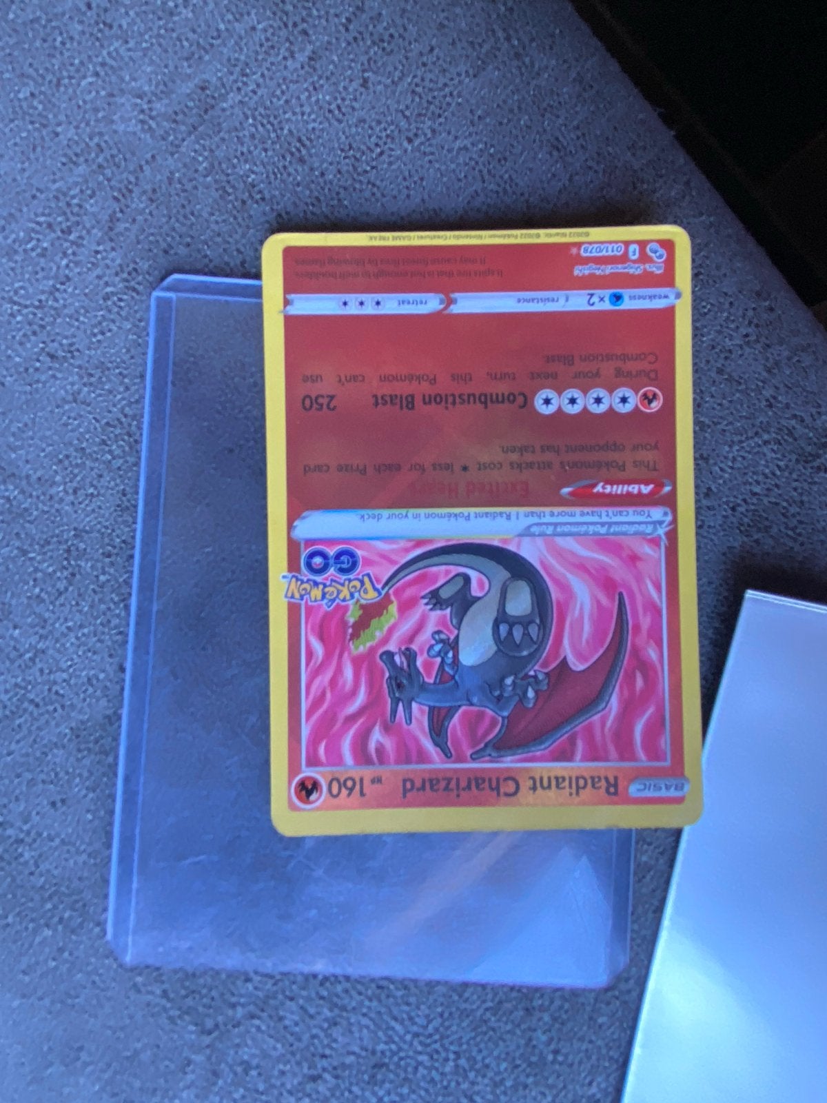 Radiant Charizard Pokemon kaart - Zo goed als nieuw, Hobby en Vrije tijd, Verzamelkaartspellen | Pokémon, Verzenden, Zo goed als nieuw