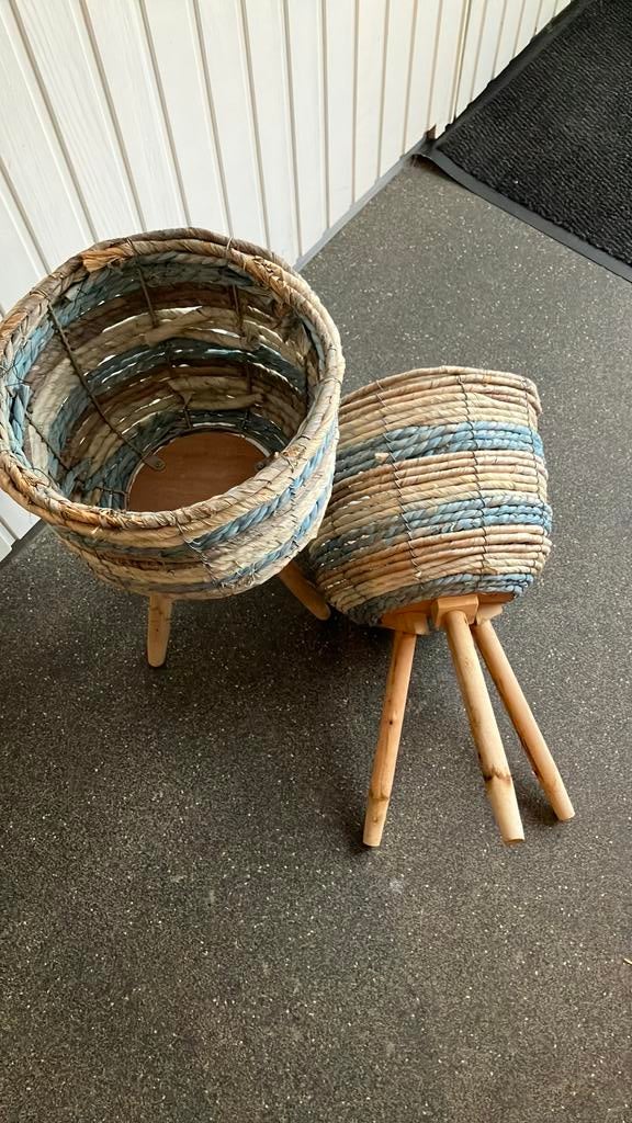 Trendy rieten bloempotten op houten pootjes, Ophalen, Minder dan 30 cm, Rond, Zo goed als nieuw