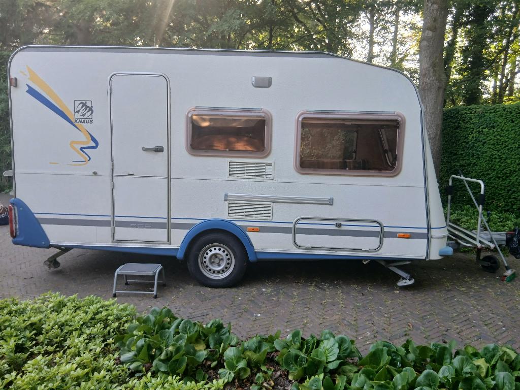 Caravan Knaus Blueline met stapelbed en zgan voortent, Standaardzit, 750 - 1000 kg, Particulier, 5 tot 6 meter