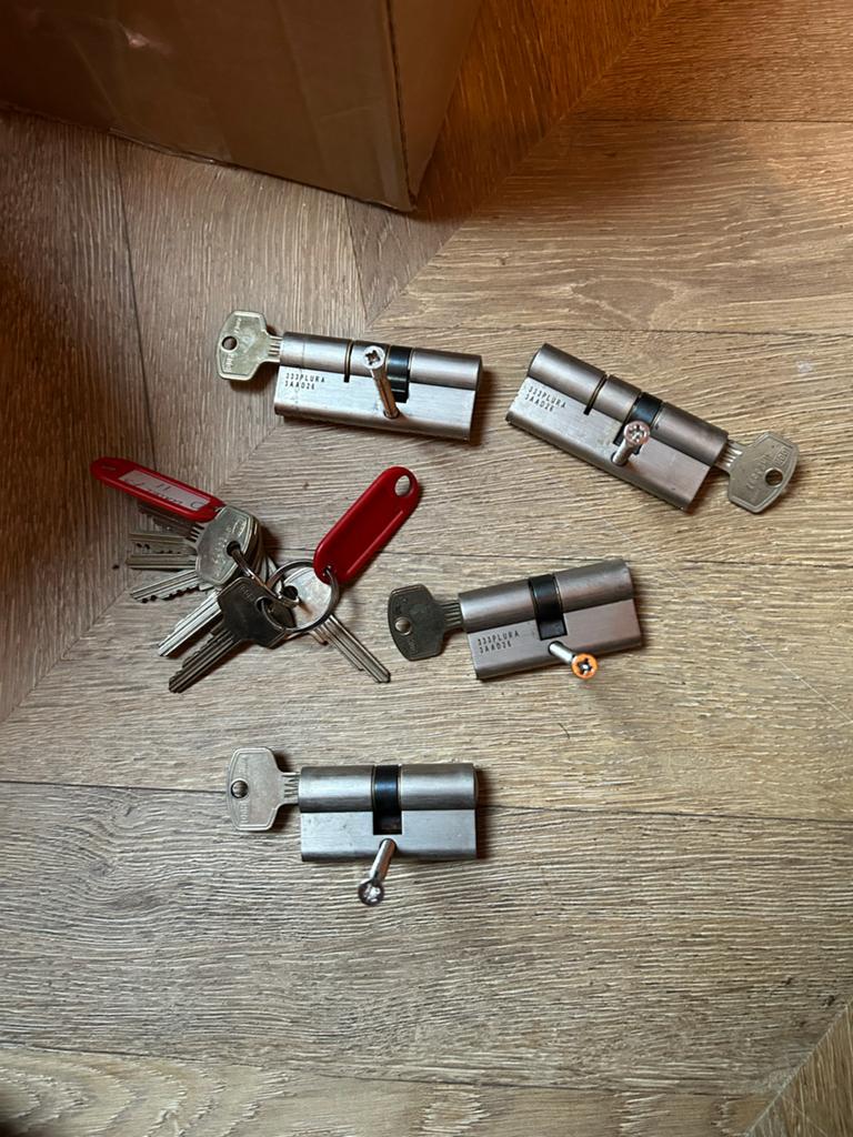 Cilindersloten met sleutels - Set van 4, Doe-het-zelf en Verbouw, Hang- en Sluitwerk, Ophalen, Zo goed als nieuw, Overige materialen