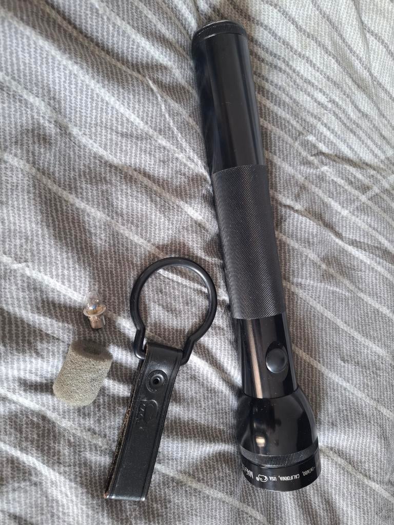 Mag-Lite zaklamp met lederen houder, Ophalen of Verzenden, Batterij