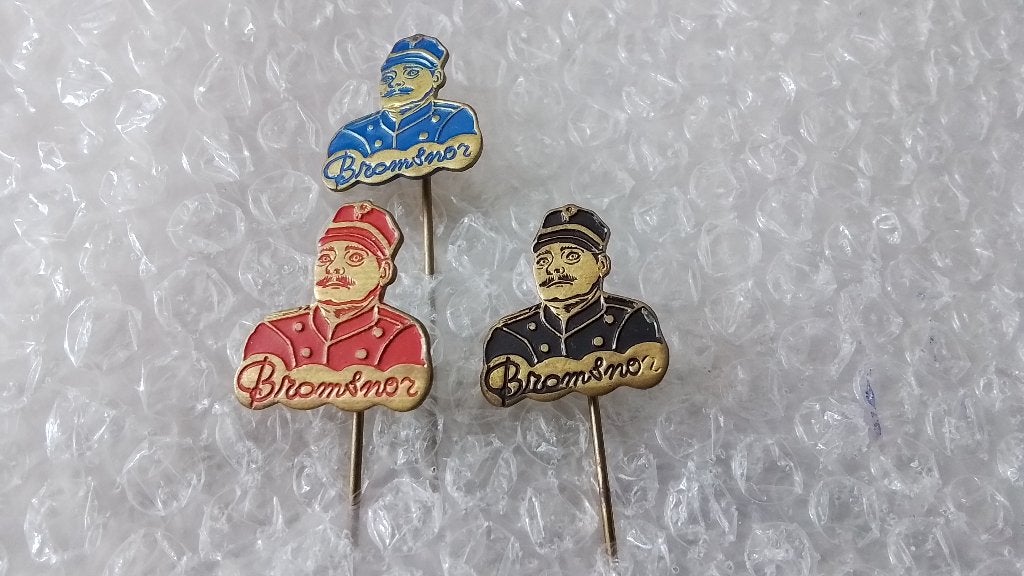 3 verschillende kleuren speldjes bromsnor, Verzamelen, Speldjes, Pins en Buttons, Ophalen of Verzenden, Zo goed als nieuw, Overige onderwerpen