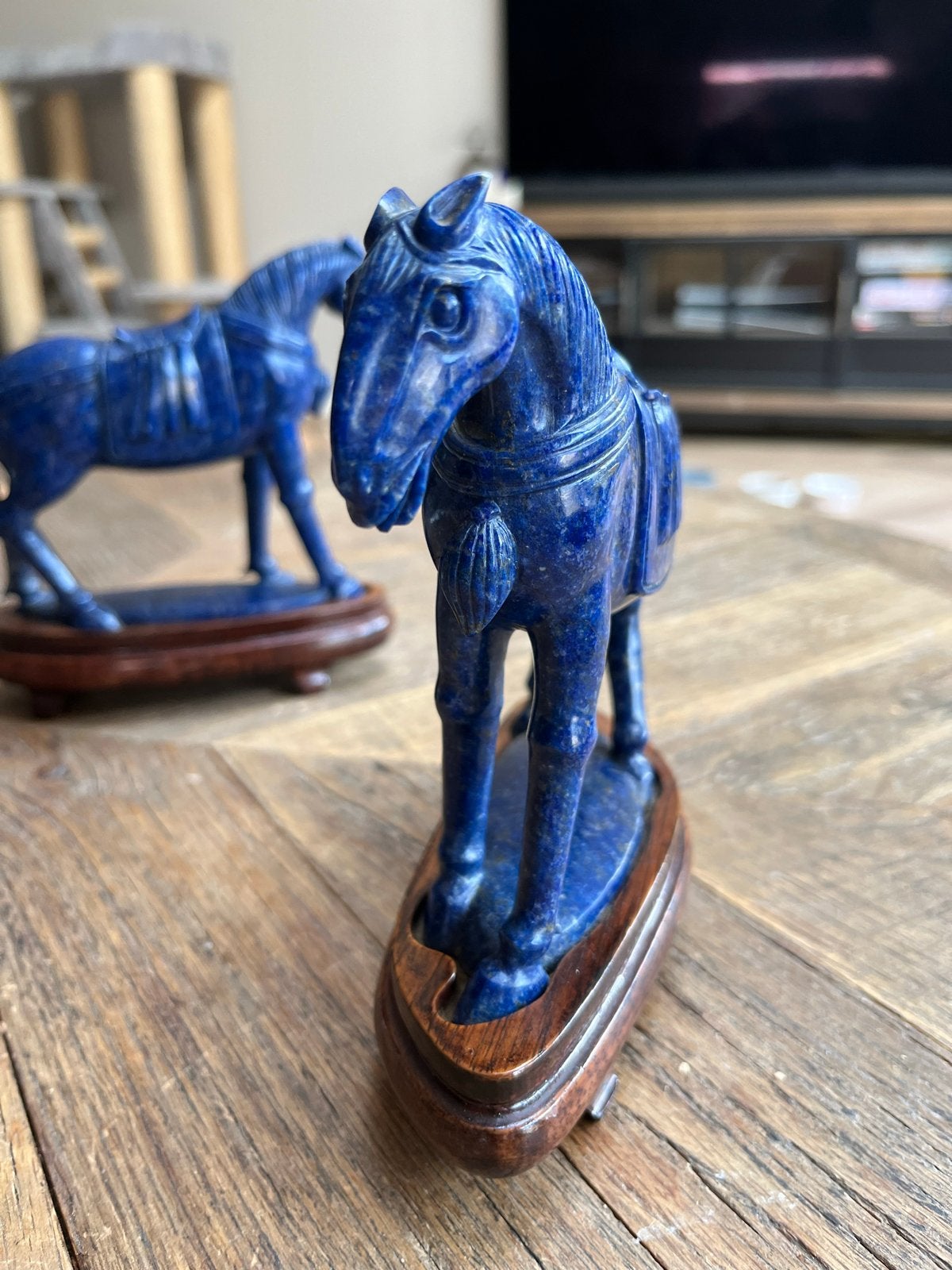 Prachtig paar lapis lazuli paardenbeelden op houten sokkel, Ophalen, Blauw, 20 - 50 cm, Steen of Keramiek