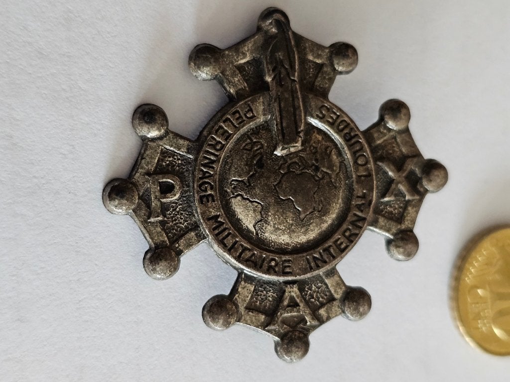 MILITAIRE PELGRIMS BROCHE  LOURDES, Verzamelen, Ophalen of Verzenden, Landmacht, Nederland, Embleem of Badge