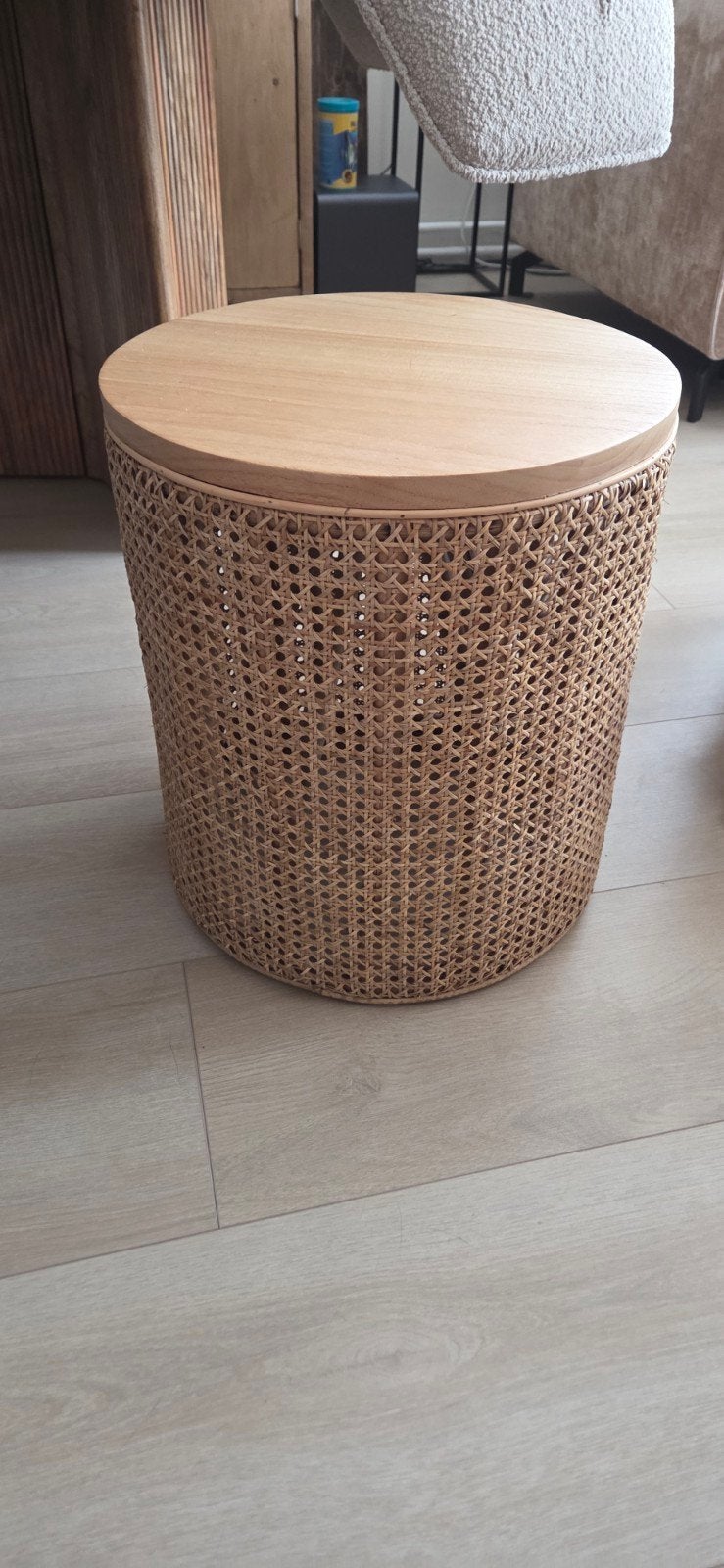 Stijlvolle bijzettafel met rotan en houten blad, Huis en Inrichting, Tafels | Bijzettafels, Minder dan 45 cm, Rond, Ophalen of Verzenden