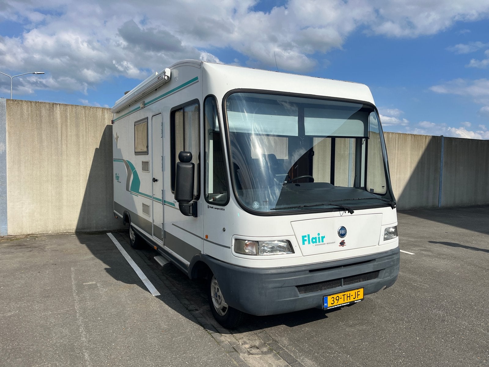 Niesmann Bischoff Flair Fiat uit 1997 met recente APK, Caravans en Kamperen, Integraal, Koelkast, Fiat, Treinzit