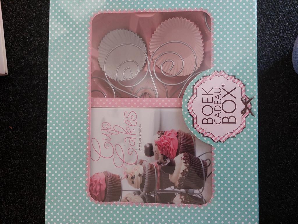 Cupcake houder, boek en papieren vormpjes - Nieuw, Ophalen