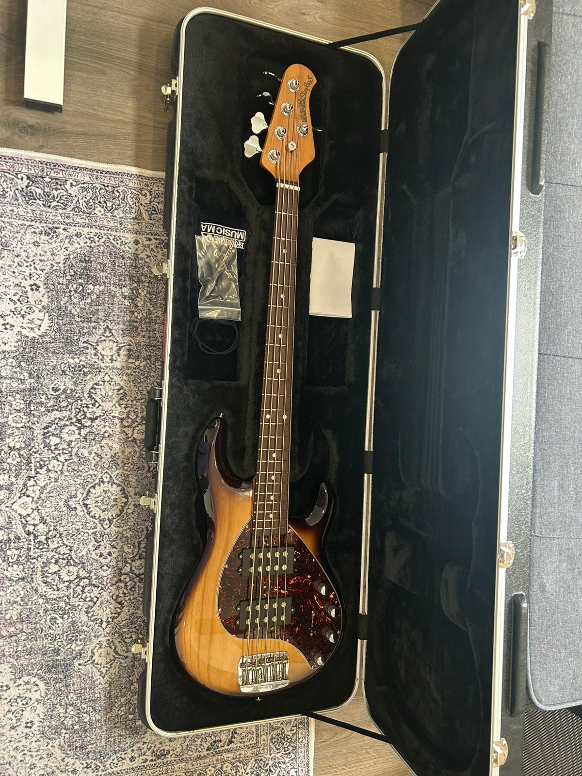 Music Man StingRay 5 Special HH Burn, in as-new condition., Muziek en Instrumenten, Ophalen, Zo goed als nieuw