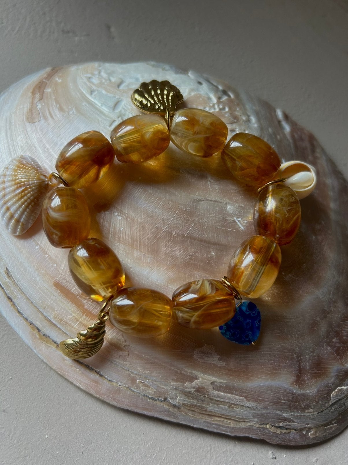 Boho armband Amber met bedels. Nieuw, Ophalen of Verzenden, Nieuw, Bruin, Met bedels of kralen