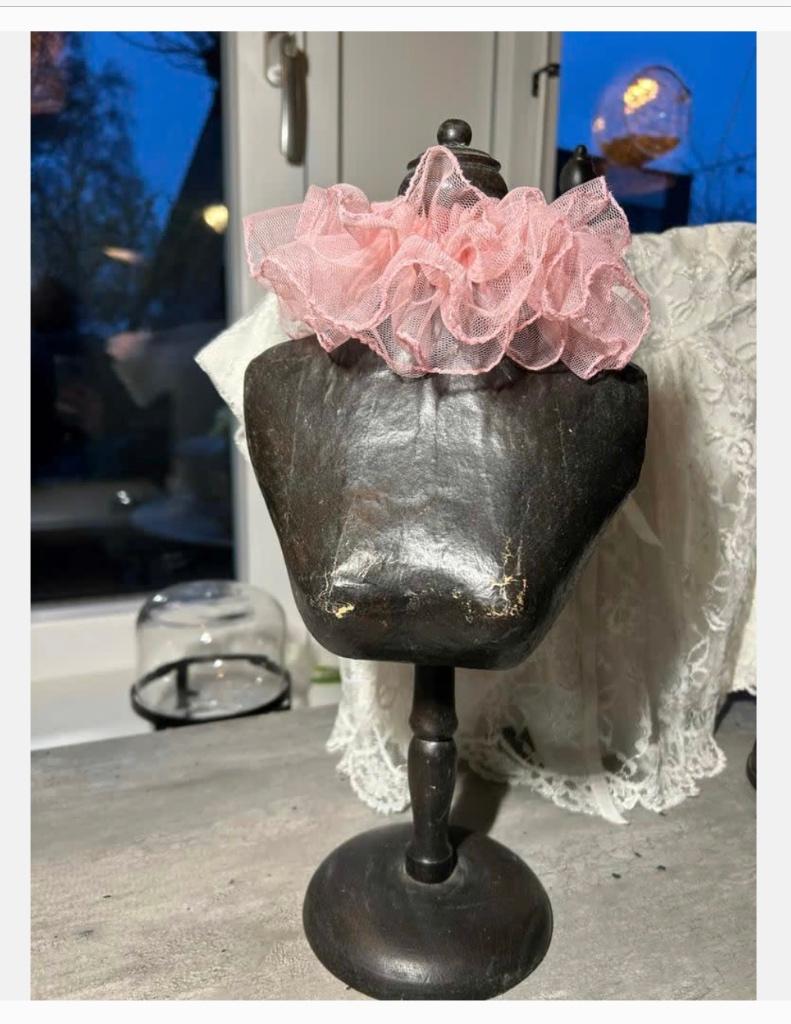 Vintage papier-maché toonbank body met pierrot kraag roze, Antiek en Kunst, Curiosa en Brocante, Ophalen of Verzenden