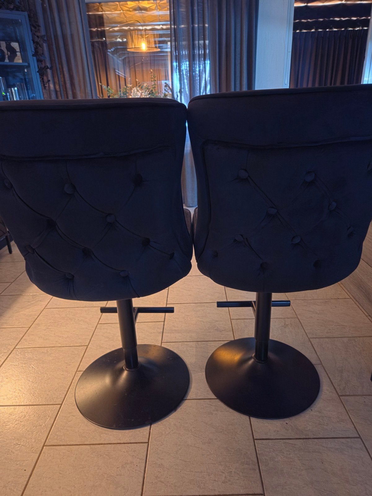 Zwarte Velvet Barstoelen 2 stuks, Huis en Inrichting, Barkrukken, 2 krukken, Ophalen, Zo goed als nieuw, 60 tot 90 cm