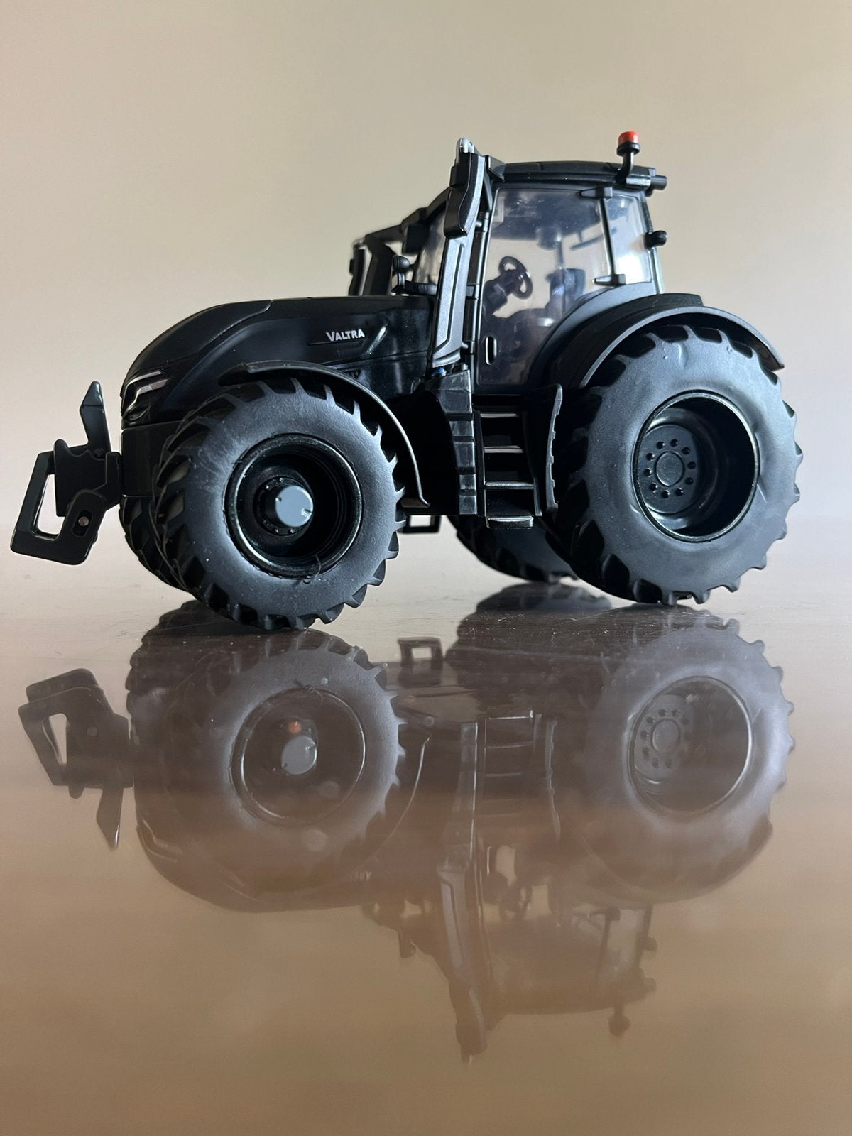 Valtra Q 305 Versu trekker Britains Ertl, Ophalen of Verzenden, Zo goed als nieuw, Tractor of Landbouw, Britains