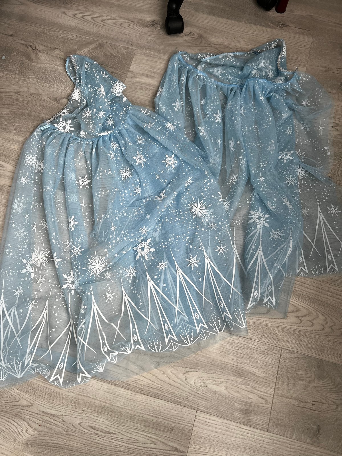 Elsa Frozen jurk/cape - Blauw met sneeuwvlokken, Ophalen of Verzenden, Zo goed als nieuw, 122 t/m 128, Meisje