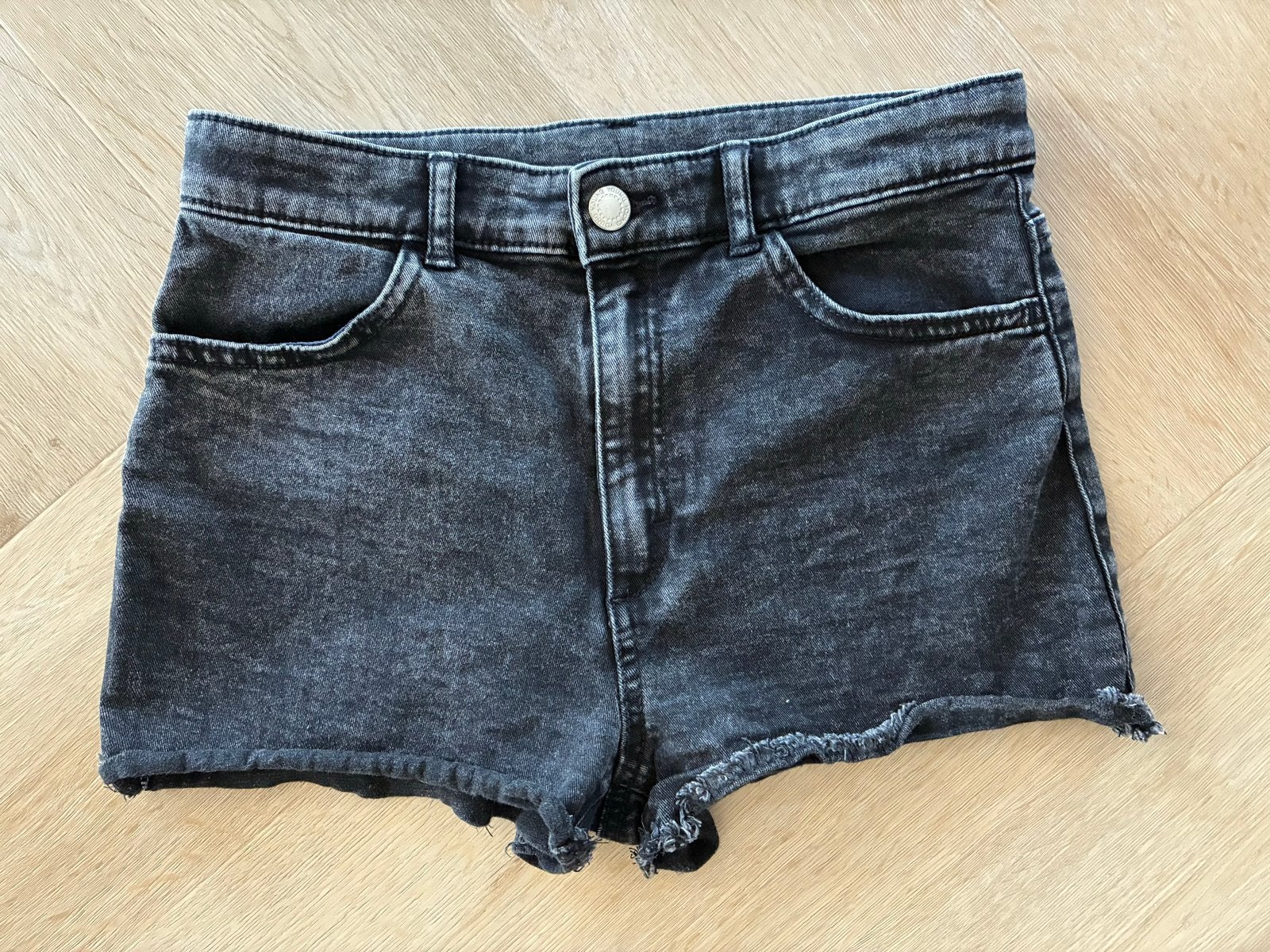 Zwarte spijker short met gerafelde zoom maat 164 H&M, Broek, Meisje, H&M, Ophalen of Verzenden