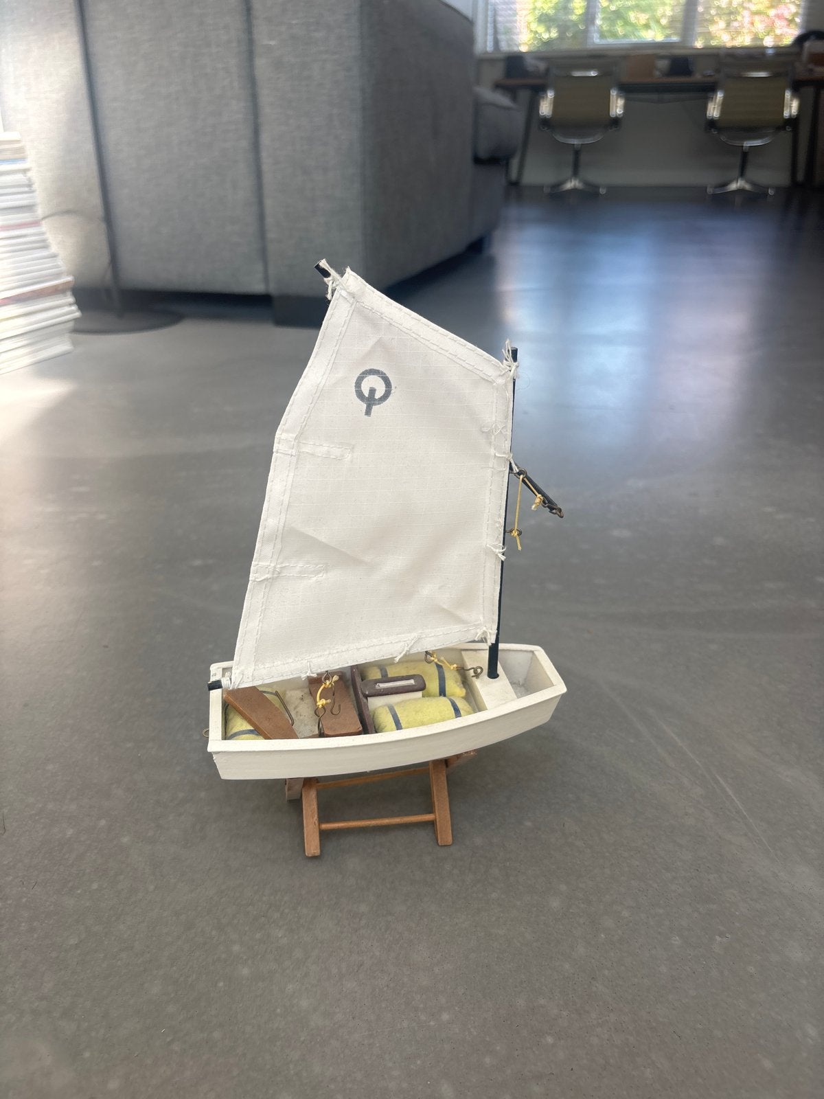 Decoratieve zeilboot optimist met standaard, Ophalen of Verzenden, Zo goed als nieuw