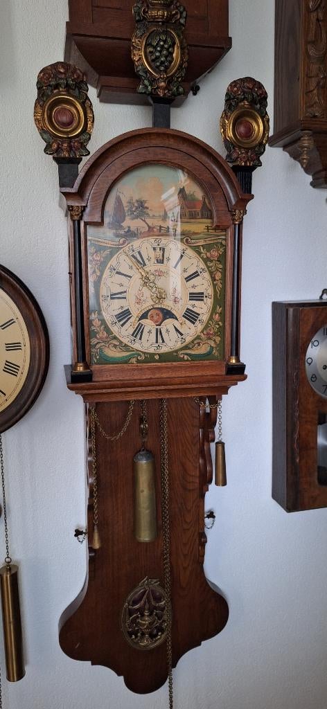 Friese staartklok met schildjes, Ophalen, Analoog, Wandklok