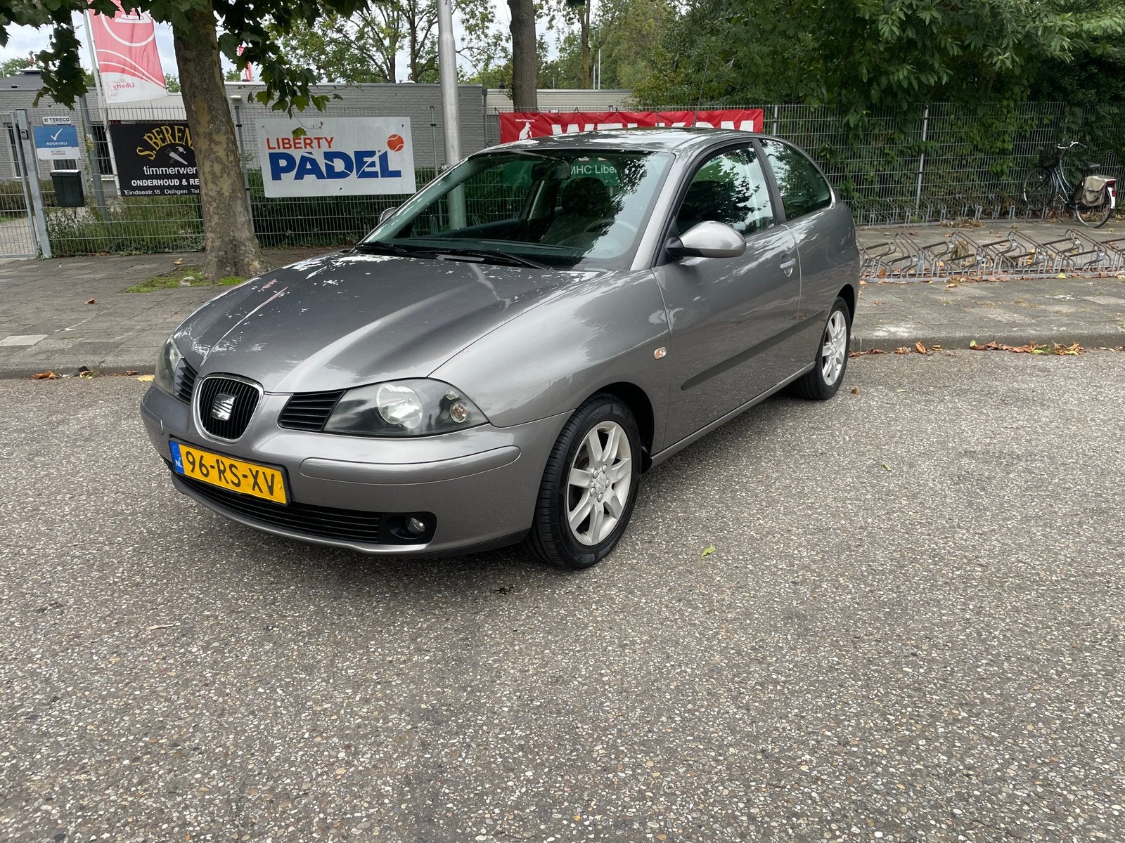 Seat Ibiza 1.4 16V 74KW 2005, Auto's, Voorwielaandrijving, 40 €/maand, Zwart, 4 cilinders