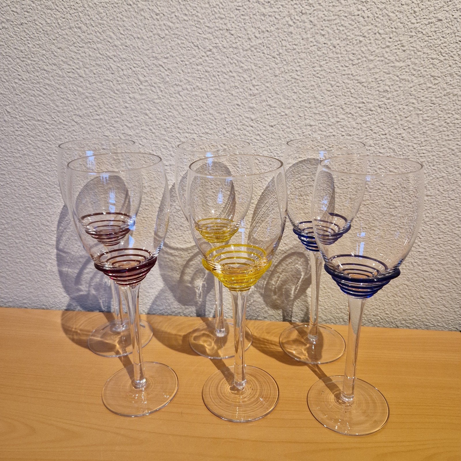 6 wijnglazen met gekleurde glasslinger, Ophalen of Verzenden, Zo goed als nieuw, Overige typen