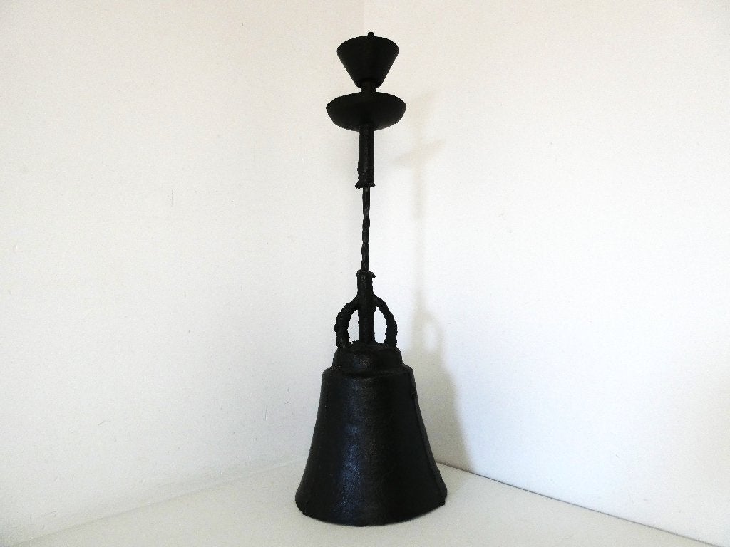 Een decoratieve kandelaar met een voet in klok vorm, Ophalen of Verzenden, Overige materialen